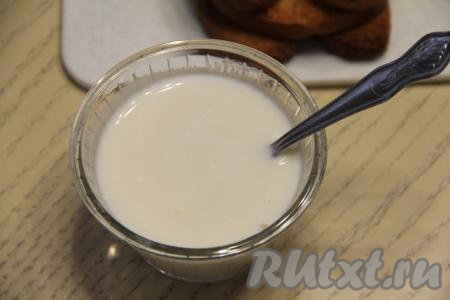 Желатин залить 100 миллилитрами холодного молока, перемешать и оставить для набухания минут на 10.