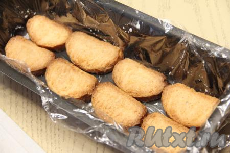 Собираем торт быстро. На дно подготовленной формы выложить слой сухарей.&nbsp;