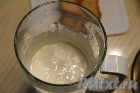 Пробить творог с молоком и сгущёнкой погружным блендером до однородного состояния. Набухший желатин прогреть, не доводя до кипения, до полного растворения кристалликов желатина. Я обычно прогреваю желатиновую массу в микроволновке на полной мощности в течение 30-40 секунд, для этого ставлю ёмкость с набухшим желатином в микроволновку на 10 секунд, затем достаю, перемешиваю и повторяю эту процедуру 3-4 раза, перемешивая каждые 10 секунд. Все кристаллы желатина должны раствориться. Главное - не доводить желатиновую массу до кипения. Затем желатиновую массу добавить к смеси из творога, молока и сгущёнки, пробить творожное суфле погружным блендером до однородности.