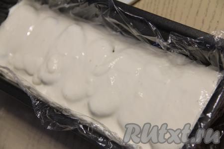 Поверх суфле выложить ещё слой сухариков и снова залить частью творожного суфле. Выложить третий слой сухарей и равномерно распределить оставшееся суфле.