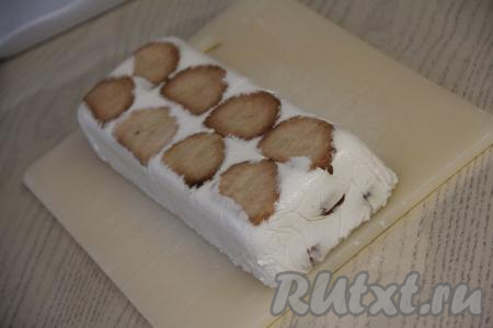 Перевернуть тортик на тарелку и присыпать кокосовой стружкой.&nbsp;