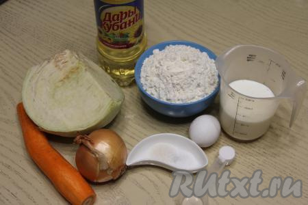Подготовить продукты для приготовления на сковороде пирожков с капустой на кефире без дрожжей. Кефир должен быть комнатной температуры, поэтому заранее достаньте его из холодильника (или подогрейте в микроволновке на максимальной мощности в течение 30 секунд).