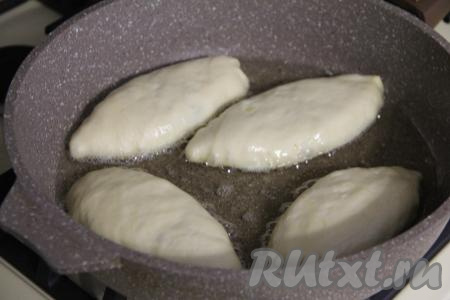 В сковороду влить растительное масло, очень хорошо его разогреть и только затем выложить несколько пирожков швом вниз.