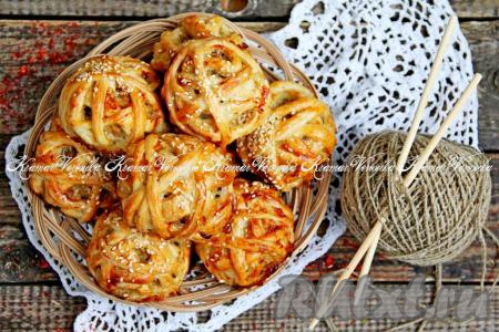 Запекать мясные шарики в слоёном тесте в разогретой духовке при температуре 200 градусов минут 20, затем убавить температуру до 180 градусов и выпекать ещё 15 минут. Аппетитные, вкусные клубочки подать к столу в горячем виде.