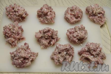 Хорошо вымесить фарш и разделить на 10 частей.
