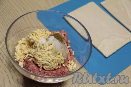 В миску с фаршем добавить перекрученные яйца и лук, всыпать соль и специи.&nbsp;