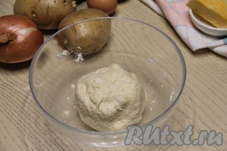 Замесить мягкое и нежное песочное тесто, которое будет чуть липнуть к рукам. Как только тесто соберётся в ком, больше вымешивать его не нужно.