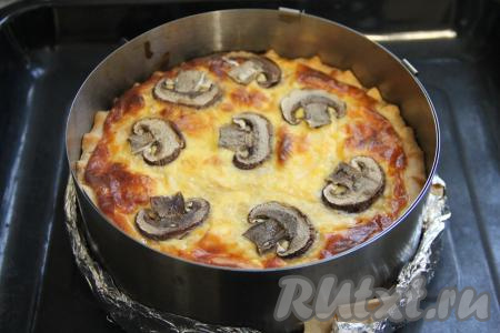 Выпекать киш с грибами и картошкой в разогретой до 190 градусов духовке минут 40 (до золотистого цвета).