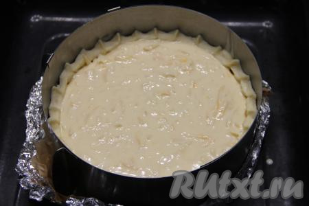 Перемешать заливку и равномерно выложить поверх начинки.