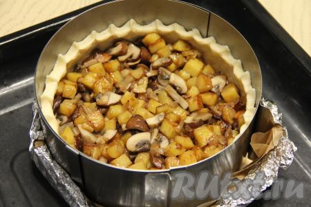 Выложить начинку в подготовленную форму с песочной основой.