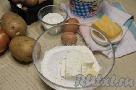 Прежде всего замесим песочное тесто для киша для этого в миску нужно всыпать муку, разрыхлитель и соль, добавить кусочки холодного сливочного масла. Сливочное масло должно быть из холодильника.