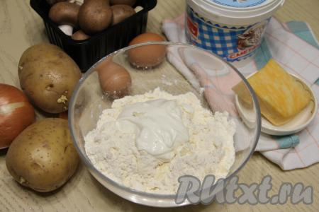 Перетереть руками муку с маслом в мелкую, однородную крошку, затем добавить сметану.