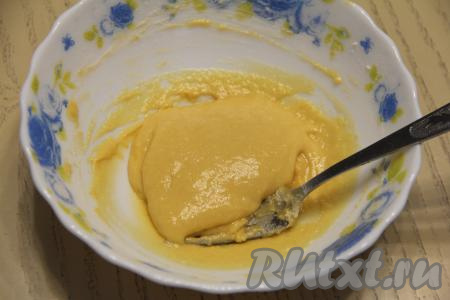 Пока варятся овощи, приготовим тесто для клёцек, для этого в глубокой тарелке нужно соединить яйцо и соль, перемешать вилкой, всыпать частями муку, каждый раз хорошо перемешивая тесто вилкой. Тесто должно получиться тягучим, как густая сметана, как на фото. В зависимости от величины яйца, чтобы получить тесто для клёцек желаемой густоты, муки может потребоваться чуть больше или чуть меньше. Главное - ориентироваться на густоту замешиваемого теста.