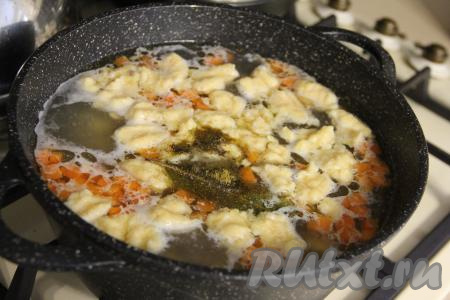 После того как введёте все клёцки в кастрюлю, суп с курицей посолить, добавить любимые специи, лавровый лист, дать закипеть, уменьшить огонь и варить 5 минут. Убрать суп с огня и дать настояться под крышкой в течение 10-15 минут.