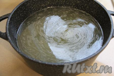 Вымытые части курицы выложить в кастрюлю, влить 2 литра воды, поставить на огонь. После закипания, сняв пенку, варить на небольшом огне в течение 35 минут. Затем достать кусочки курицы из кастрюли, дать немного остыть. По желанию, процедить бульон. Кастрюлю с бульоном поставить на огонь.