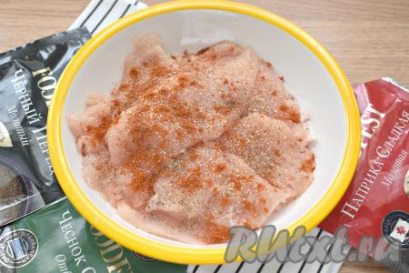 Отбитые кусочки куриного филе перекладываем в миску, по вкусу солим и посыпаем молотыми специями (я использовала паприку, чёрный молотый перец и сушёный чеснок, вы можете взять свои любимые приправы по вкусу). Перемешиваем куриное филе со специями и оставляем мариноваться на 15-30 минут при комнатной температуре.