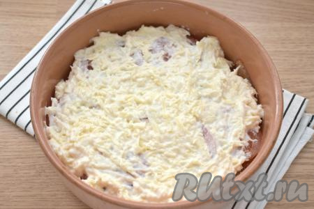 Поверх мяса и помидоров выкладываем смесь сыра и майонеза, разравниваем.