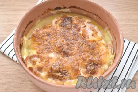 Куриное филе, покрытое помидорами, майонезом и сыром, отправляем запекаться в духовку, прогретую до 190 градусов, на 30-40 минут (ориентируйтесь на свою духовку).