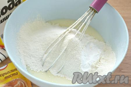 В получившуюся смесь просеиваем 150 грамм муки вместе с разрыхлителем, перемешиваем.&nbsp;