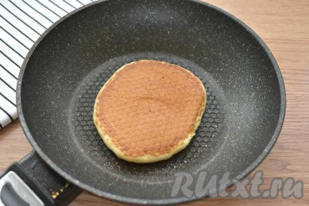 Переворачиваем и жарим панкейк до подрумянивания снизу (то есть в течение примерно 1,5 минут), затем перекладываем на тарелку. Периодически перемешивая тесто, постепенно жарим все панкейки (у меня получились 11 штук).