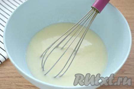 Перемешиваем содержимое миски до однородности венчиком. Вливаем свежевыжатый сок лимона, перемешиваем.