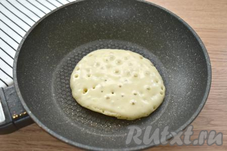 Разогреваем сковороду на среднем огне. Обычно панкейки жарятся на сухой (не смазанной маслом) сковороде, но многое зависит от качества покрытия сковородки. 1,5-2 столовых ложки теста выкладываем на хорошо разогретую сухую (или совсем немного смазанную маслом) сковороду. Через 1,5-2 минуты на поверхности лимонного панкейка появится множество пузырьков, значит можно его переворачивать.
