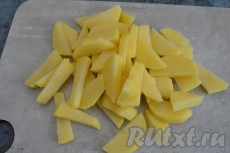 Картошку очистить и нарезать на брусочки.
