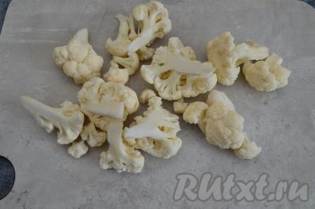 Цветную капусту промыть водой. Разрезать капусту на соцветия. Я варила суп со свежей цветной капустой, но отлично подойдёт и замороженная капуста, её предварительно можно не размораживать.