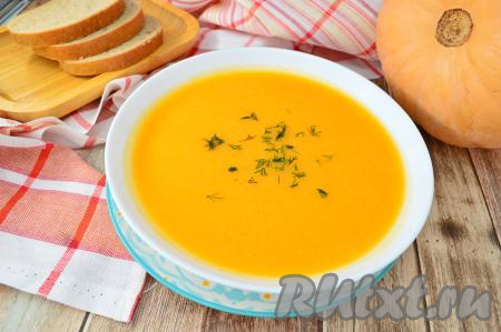 Вкусный, яркий, насыщенный суп-пюре, сваренный из тыквы и цветной капусты, разлить по тарелкам и горячим подать к столу, посыпав, по желанию, нарезанной зеленью. Если не планируете сразу весь суп подавать к столу, тогда кастрюлю с оставшимся супом поставьте на огонь и, периодически помешивая, доведите до кипения.