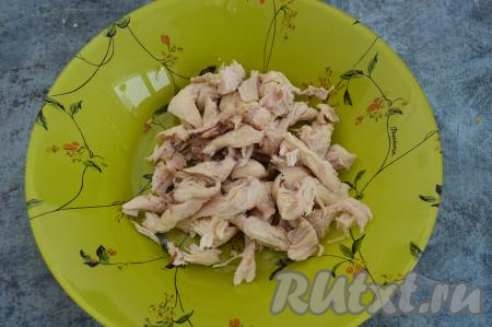 Затем достать мясо из кастрюли, дать ему слегка остыть, отделить от костей. Бульон, по желанию, процедить. В кастрюлю с бульоном вернуть мясо, отделённое от костей, поставить на огонь и довести до кипения. 