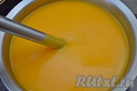 Выключить огонь и погружным блендером пюрировать суп до однородности. 