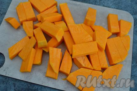 500 грамм очищенной тыквы нарезать на достаточно крупные кусочки.