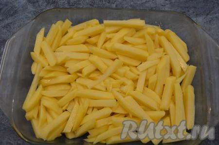 Выложить картошку в форму для запекания.