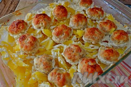 Готовое блюдо достать из духовки, разложить по тарелкам и в горячем виде подать к столу.