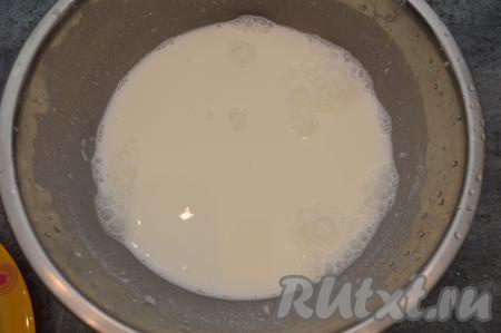 В отдельной ёмкости соединить сметану и 350 миллилитров тёплой воды, подсолить и тщательно перемешать получившийся сметанный соус. Если сметана кисловата, можно добавить в соус щепотку сахара и тщательно перемешать.