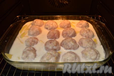 Затем фольгу убрать и запекать в духовке ещё 30 минут. Во время запекания можно периодически поливать фрикадельки сверху сметанным соусом. Готовность проверяйте по картошке. Если картофель легко прокалывается ножом, значит можно вынимать блюдо из духовки.