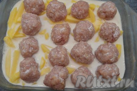 Залить фрикадельки и картошку сметанным соусом. Картошка должна быть практически вся в соусе.