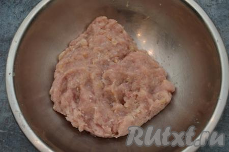 Мясо (я взяла филе, срезанное с куриной грудки и с куриных бёдер) вымыть, обсушить, нарезать на кусочки, а затем вместе с очищенным луком пропустить через мясорубку, посолить, приправить любимыми специями получившийся фарш. Лука я беру достаточно много, именно он делает фрикадельки сочными.