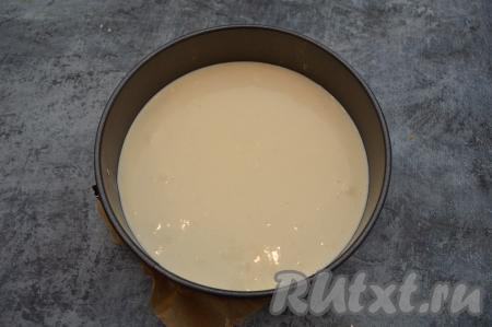 Дно формы для выпечки (я взяла разъёмную форму диаметром 16 сантиметров), по желанию, застелить пергаментной бумагой, затем смазать бока и дно формы сливочным (или растительным) маслом. Если дно и бока формы не смазать маслом, запеканка в процессе выпечки может пристать к форме.