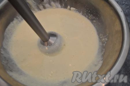 Погружным блендером пробить творожную массу до однородности.