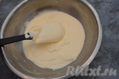 Творожная масса должна получиться в меру густой, она будет медленно стекать с лопатки.