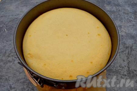 Творожную запеканку "Неженка" выпекать минут 40-45 в разогретой до 180 градусов духовке. Запеканка несильно увеличится в объёме и останется достаточно светлой. Готовность можно проверить, проколов запеканку по середине сухой деревянной зубочисткой, если зубочистка останется сухой, на ней не будет следов теста, значит запеканка готова. Достать форму с готовой выпечкой из духовки, дать немного остыть, а затем, вынув из формы, переложить остывать на решётку. Во время остывания запеканка немного опадёт - это нормально для выпечки из творога.