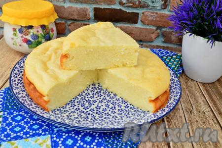 Творожную запеканку "Неженку" лучше подавать тёплой или полностью остывшей. Смотрите, какая красивая структура разреза, на вкус запеканка нежнейшая, она просто тает во рту.