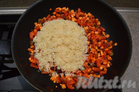 Добавить промытый рис в сковороду.