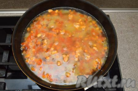 Влить воду комнатной температуры в сковороду (я на 1 стакан риса влила 2,5 стакана воды).