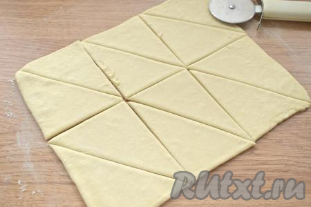 Каждый прямоугольник разрезаем по диагонали, чтобы получилось 2 треугольника. Из одного пласта теста весом 250 грамм получается 12 треугольников.