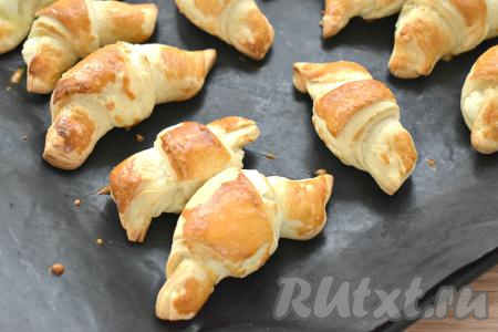 Противень с рогаликами с творогом отправляем в хорошо разогревшуюся духовку. Выпекаем рогалики минут 20 (до приятной золотистости слоёного теста) при температуре 190 градусов.