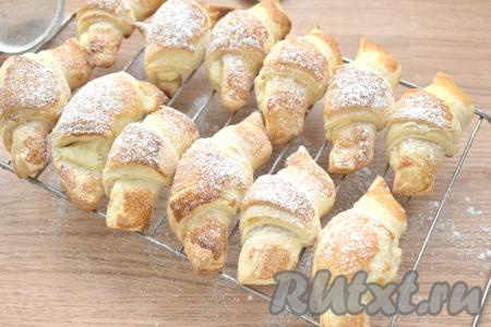 Затем достаём их из духовки, перекладываем на решётку, даём немного остыть, посыпаем, по желанию, сахарной пудрой.