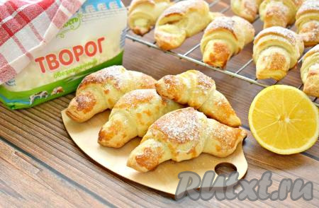 Рогалики с творогом получились мягкими, ароматными и очень вкусными. Такая выпечка из слоёного теста украсит любое чаепитие!