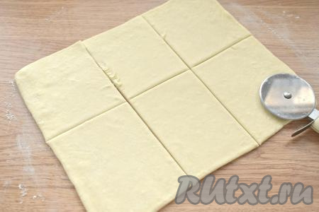 Раскатанный пласт слоёного теста разрезаем на 6 прямоугольников.